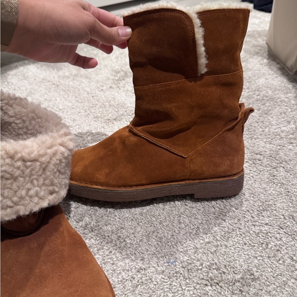 Clarks Tan Shearling Ankle Boots - Picture 3 of 4